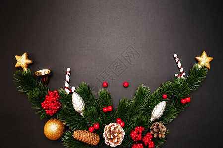 宗教的圣诞松树黑色背景的xma装饰品快乐的冬天图片