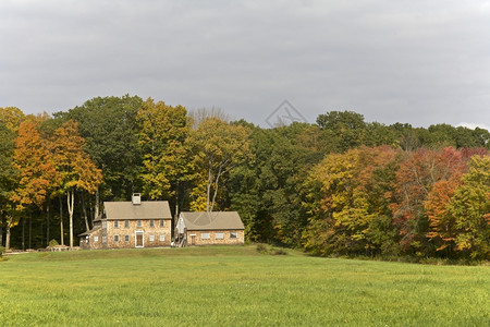 真实的宽敞状态美国康涅狄格州新英兰的农庄住宅房子高清图片素材