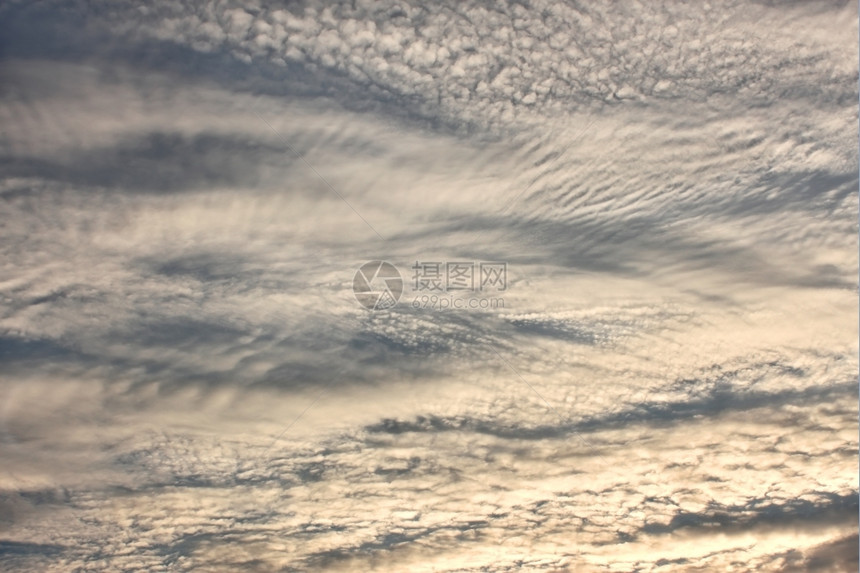天空蓝色的云景夜中白藻云像纹理一样图片