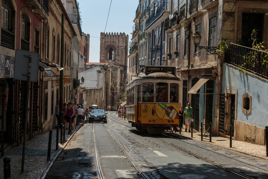 街道葡萄牙里斯本罗尔街典型的黄色金拖车历史的色图片