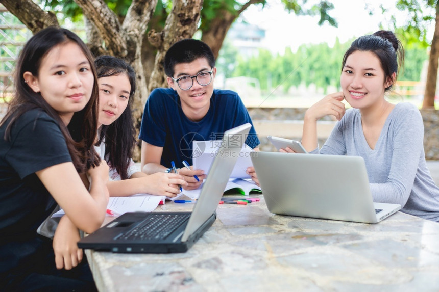 亚洲学生们在户外一起分享想法图片