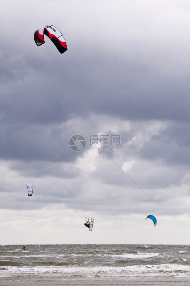 跳风筝冲浪海滩艺术的图片