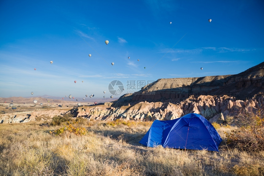 锥体秋天土耳其卡帕多西亚上空的帐篷和许多气球东图片