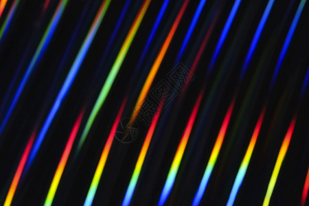 黑酸枝丰富多彩的全息霓虹背景深色上的霓虹彩带柔焦抽象彩虹色波带水平背景全息霓虹抽象彩色波带水平背景派对条设计图片