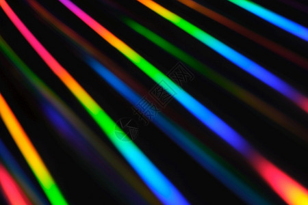 带彩虹的分割线全息霓虹背景深色上的霓虹彩带柔焦抽象彩虹色波带水平背景抽象彩虹色波带水平背景丰富多彩的迷幻模糊设计图片