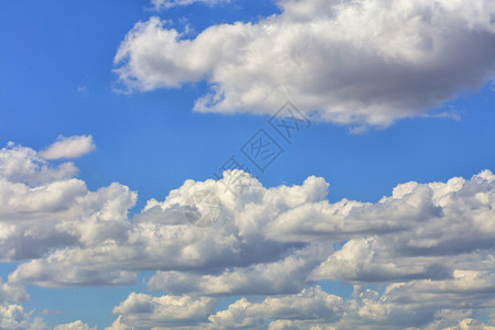 墙纸白云在蓝天空中飘浮白云在蓝色天空中飘浮美丽的气图片