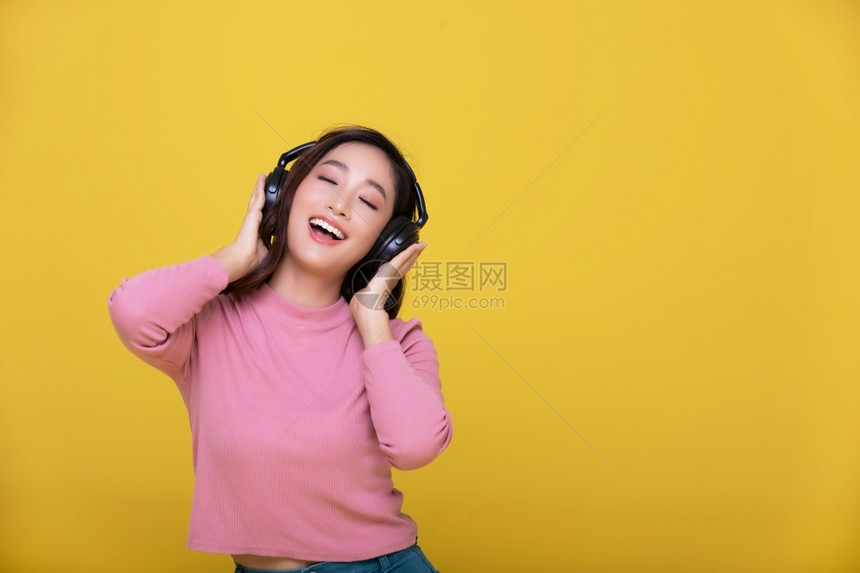 听音乐的年轻女孩图片