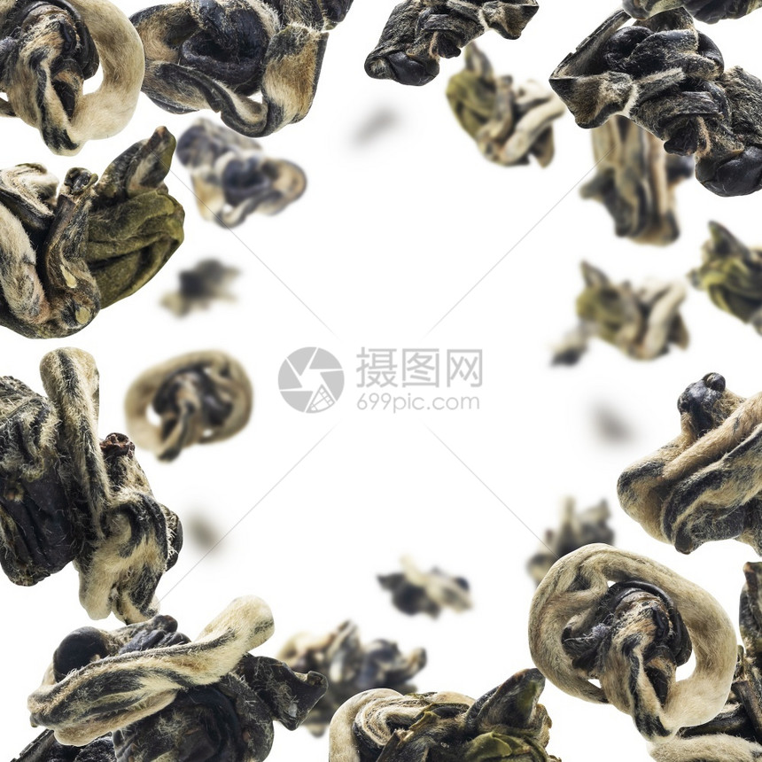 草本植物白色背景的干燥乌龙茶叶悬浮在白色背景的干奥龙茶一顿饭草药图片