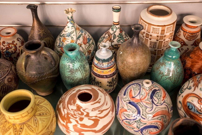 闪亮的白色陈年埃及古董花瓶集团图片