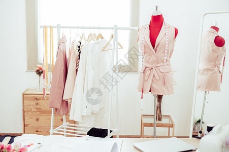 时装设计师展示室工作背景新收集的粉色糊式女服装设计裁缝和纫概念现代室内红房配人造假饰品商业有创造力的粉色背景图片