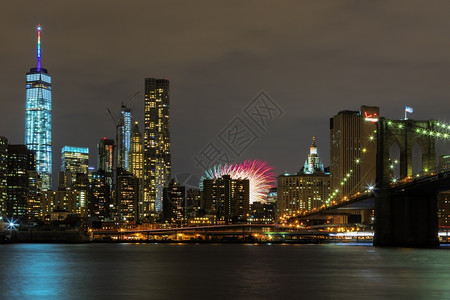 摩天大楼夜里纽约市灯光明亮现代的充满活力图片
