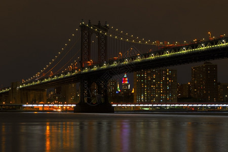 中央联合的夜里纽约市灯光明亮高的图片