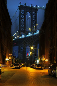 中央著名的建造夜里纽约市灯光明亮图片