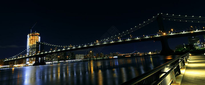 夜里纽约市灯光明亮现代的风景优美照明图片