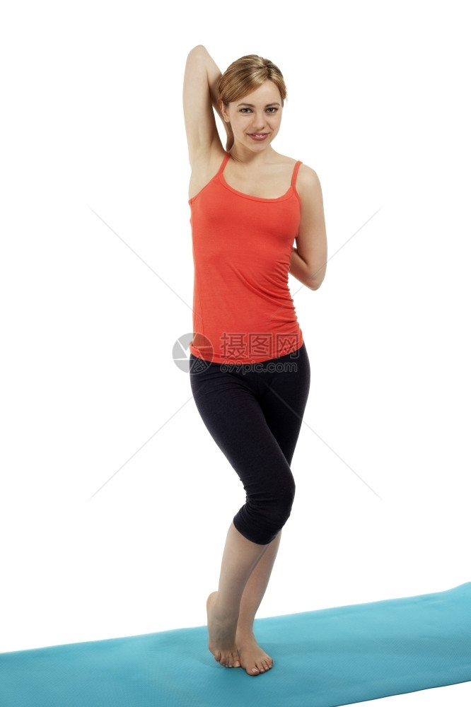 积极的蓝色健康年轻壮女子伸展她手臂年轻健壮的女子伸展她双臂站在白色背景的蓝垫子上图片