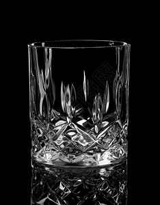 黑色背景威士忌的空玻璃杯子酒精白的背光图片