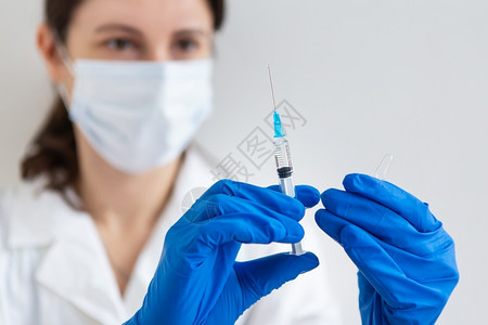 医生为病人接种疫苗图片