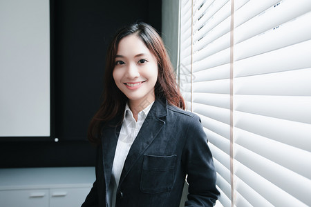 常设女孩美丽的亚洲商业妇女为工作而微笑快乐的亚洲女商人图片