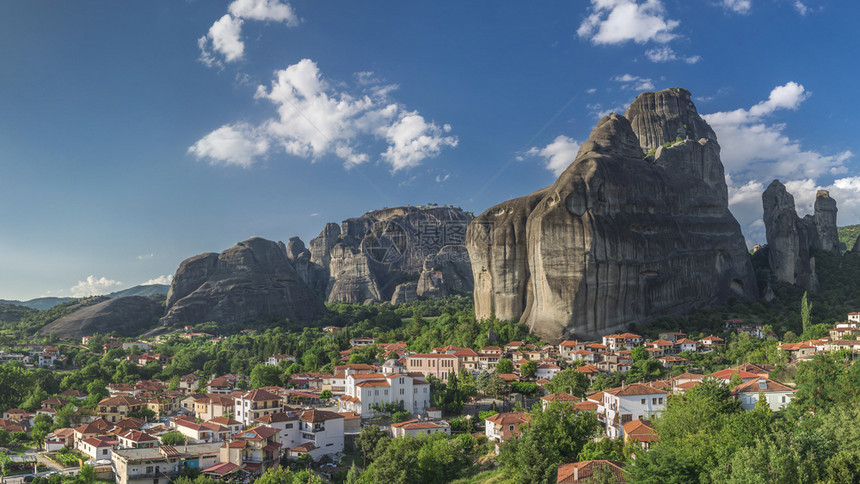 村庄悬崖目的地希腊卡斯特拉基074218在阳光明媚的夏日希腊迈泰奥拉山脚下的卡斯特拉基村全景图片
