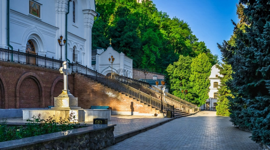 建筑学斯维亚托希尔克男维亚托戈尔克乌兰07162乌克兰斯维亚托戈尔克修道院领土上的圣母升天大教堂在阳光明媚的夏日早晨斯维亚托戈尔图片
