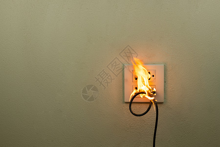 屋危险的在墙隔板贮器的电线塞火焚烧时电短路故障导致线被烧毁缆图片