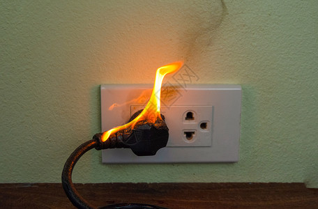 分割熔化着火电线插头座墙隔板电气短路故障导致电线烧毁伤图片