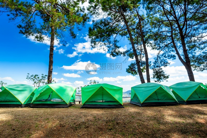 反射游客休息山区草地娱乐和户外概念之间的森林夏令营旅游者节日图片