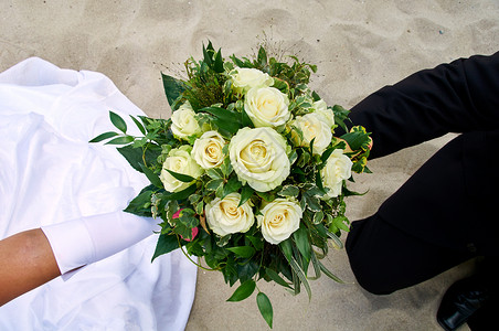 戒指绿色新娘用玫瑰花盛满婚礼束情感图片