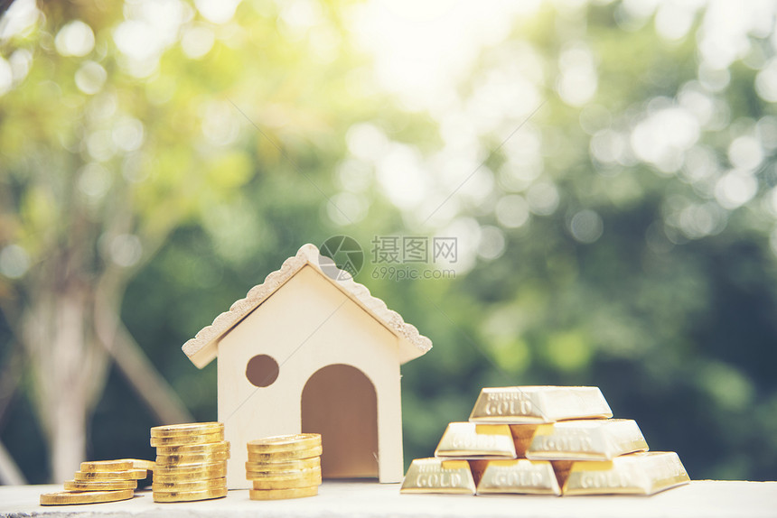 贷款商人拯救金钱概念女手从预算下来买房用地产经纪人金硬币堆叠符号买房子的钞票投资图片