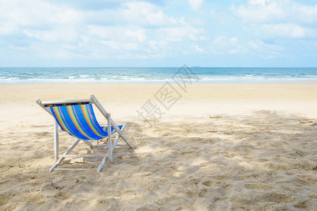家庭天堂海边滩上的椅子享受着观视海景暑假和旅行期的蓝天与色空之光座位图片