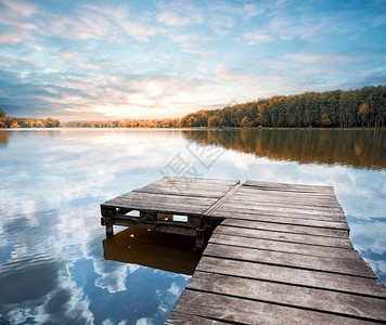 花园晴天水木林码头在黎明时伸入湖中木林码头伸进湖中图片