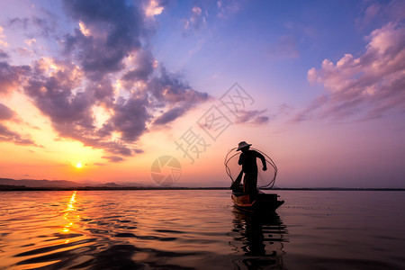 Bangpra湖渔民在泰国捕鱼时正采取行动平静的镜子什么时候亚洲人高清图片素材