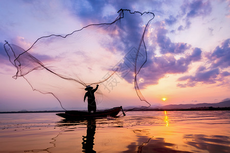 工作Bangpra湖渔民在泰国捕鱼时正采取行动贫困热带农民高清图片素材
