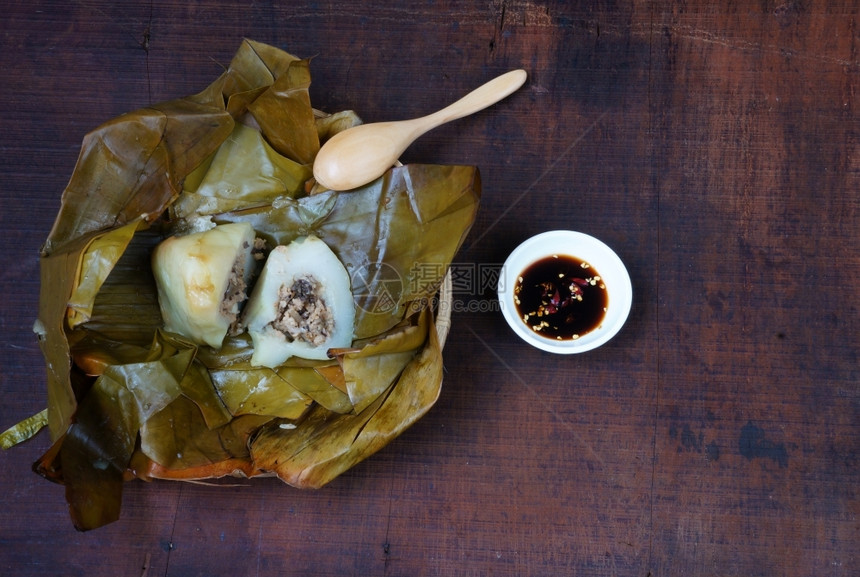 越南食物BanhGio或金字塔形大米面团金字塔形是美味的街头食品用米粉制成的饭菜包括猪肉烟花和香蕉叶包装的木头耳蘑菇越南的酱成形图片