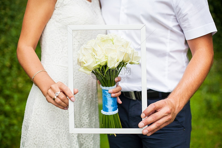 新娘和郎拿着美丽的婚礼花束新娘和郎拿着美丽的婚礼花束快乐恋人图片