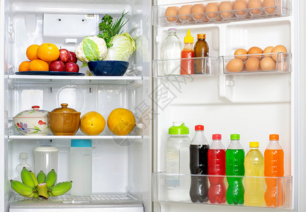 寒性水果吃看着冰箱里面的盖子打开了很多新鲜食物和饮料在冰箱里进入家背景