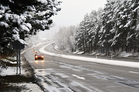 冬季路上有雪的汽车恶劣天气下危险车辆交通白色的景观运动图片
