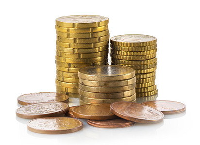 白背景上孤立的堆积硬币被孤立的堆积硬币欧元风险投资图片