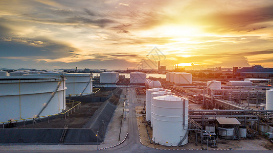 储油终端公司商业贸易燃料和天然气发电及能源运输的油罐农场储存化学剂油气石化炼厂产品血管天线白色的背景图片