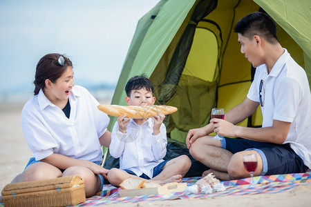 一家三口暑假野餐露营图片