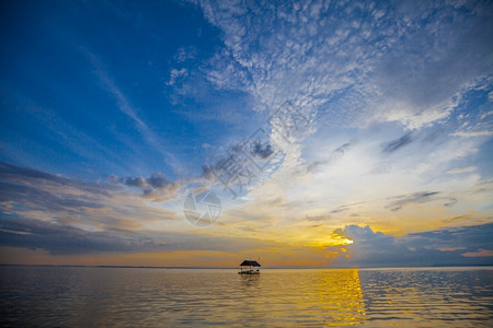 追波风太阳波浪天际线漂浮在泰国日落水平的背景
