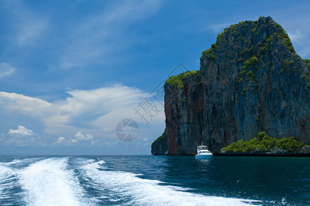 船美丽的泻湖克里夫和清海泰国南部菲平莱背景图片
