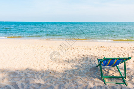 沙滩上的太阳椅图片
