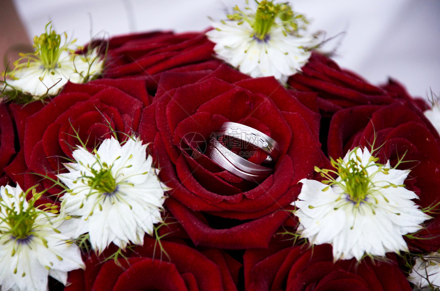 红色的婚礼花束玫瑰粉色的季节图片
