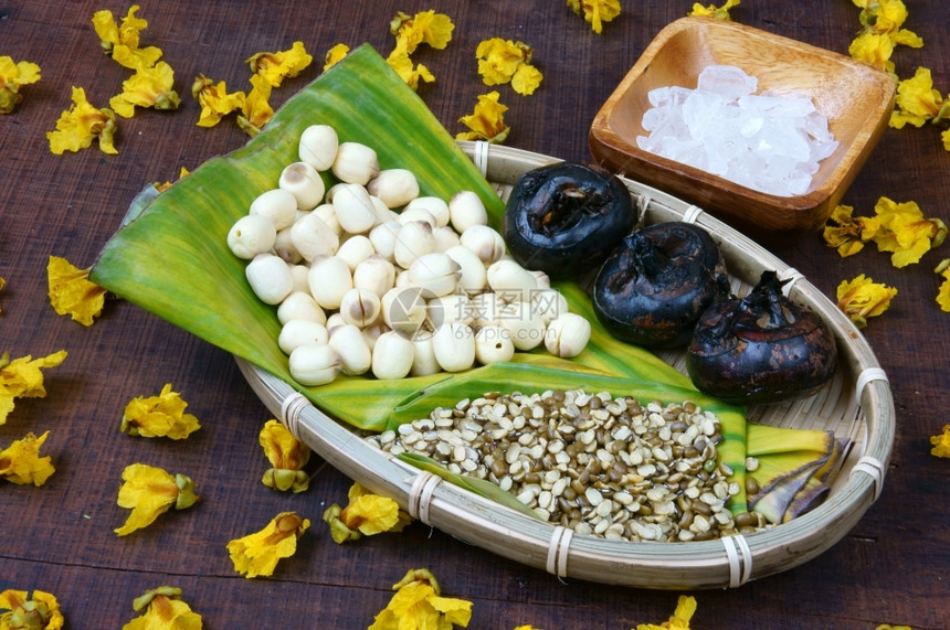 制作越南食物甜莲豆种子糖浆汁青豆米水栗子和糖这是越南菜的甜点或零食非常美味好吃营养睡觉一顿饭颜色图片