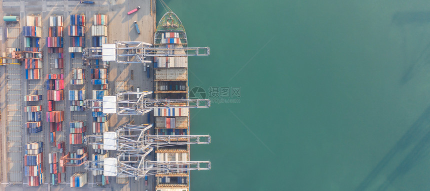 泰国水鸟瞰集装箱船到海港载集箱用于进出口或运输航业务物流贸易港口和海运货物到港口国际运输为了图片