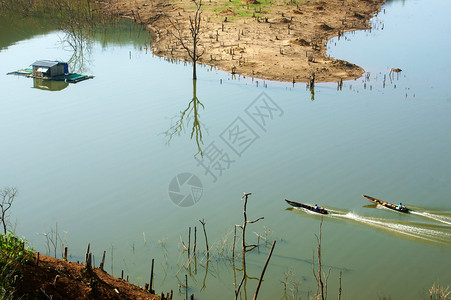 在越南达克湖卡的地表水上形成波浪模式越南达克拉DakLak种族汽艇海浪背景图片