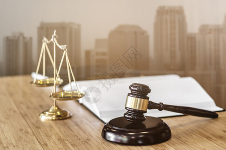 木槌司法或不动产拍卖概念法官在庭上律师的名声和正义抵押图片