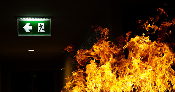 安全的信息危险仓库天花板上挂着绿色逃生标志火灾训练的概念和疏散准备图片