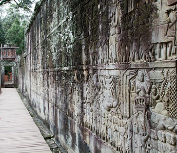 桥建造巴戎寺石墙雕刻吴哥暹粒柬埔寨废墟图片